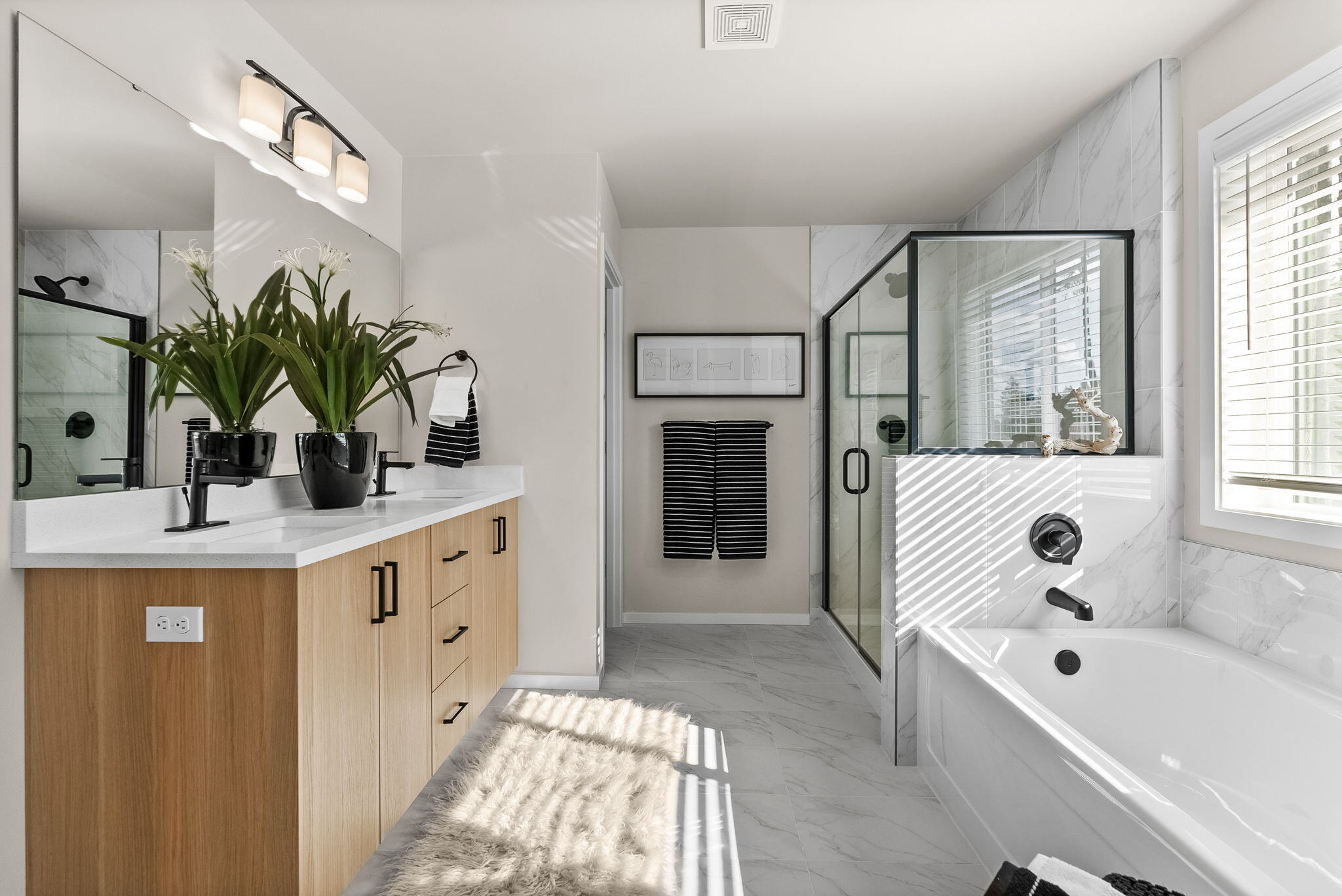 44-web-or-mls-J2G02893